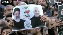 A Tabriz in migliaia rendono omaggio al presidente iraniano Raisi
