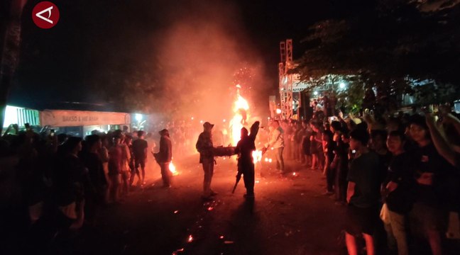 Tradisi Perang Obor di Jepara kembali digelar dengan meriah