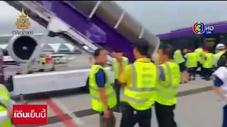 I soccorsi dopo l'atterraggio a Bangkok: i passeggeri trasportati alle ambulanze