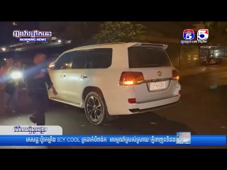 រថយន្តស៊េរីទំនើប ០២គ្រឿង បុកគ្នាចំណុចផ្លូវបំបែកជាបួន រងការខូចខាចយ៉ាងដំណំ