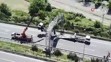 Otoyolda akıl almaz kaza: Koca kamyon böyle asılı kaldı
