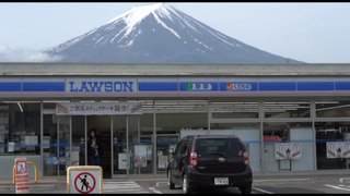 Troppi turisti, una città del Giappone copre la vista del Monte Fuji