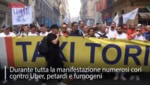 Sciopero dei taxi: fumogeni, petardi e cori contro Uber al corteo di Roma