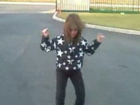 Encore ma petite soeur qu danse