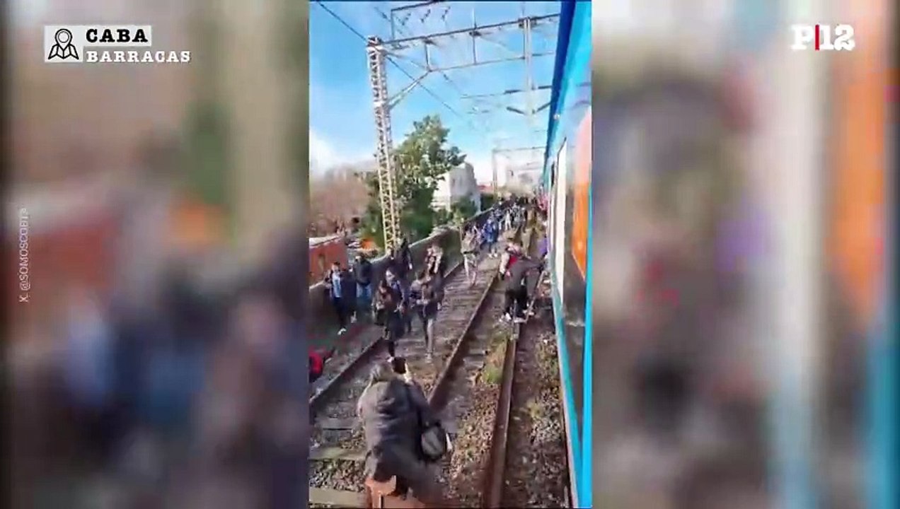 Una formación del FF.CC. Roca se detiene y pasajeros deben evacuar a través de las vías en Barracas