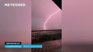 Impressive lightning strikes the same place several times in Asir, Saudi Arabia