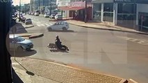 Câmera flagra motociclista sendo atingida na traseira por automóvel