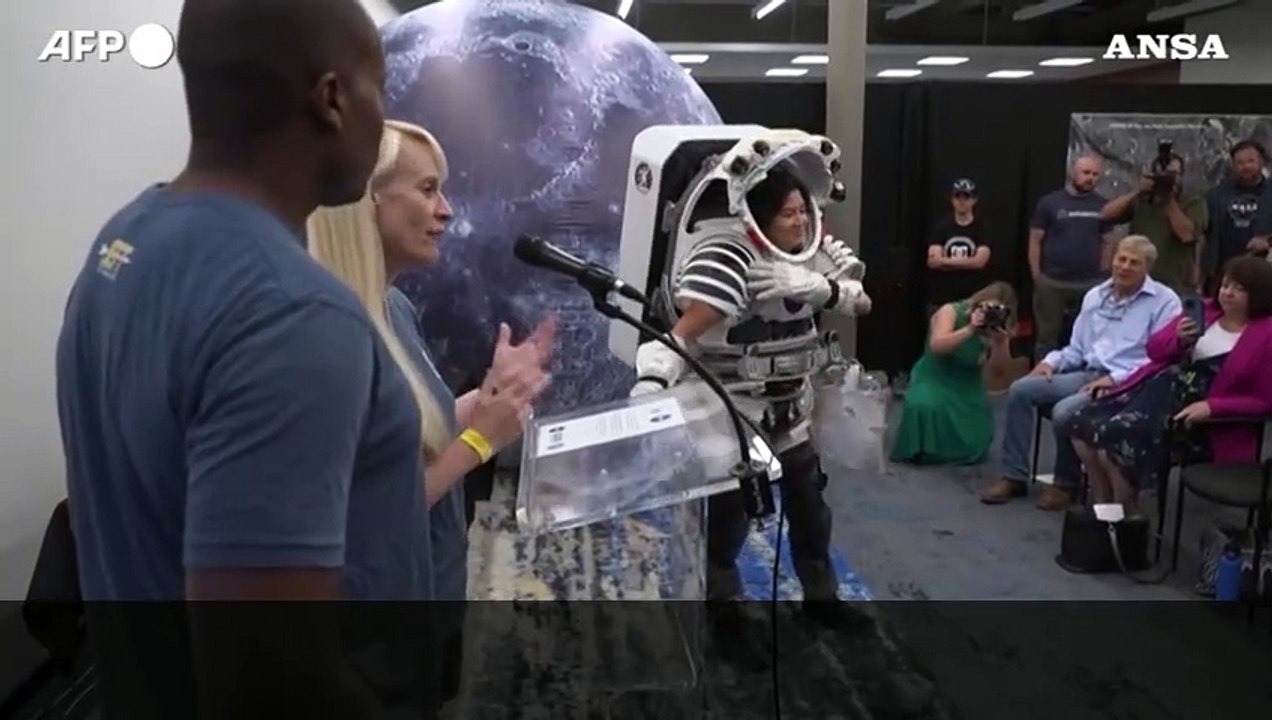 La Nasa svela la tuta spaziale per la missione Artemis