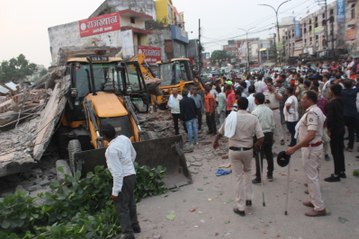 निगम का अमला तोड़फोड़ में जुटा