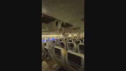 Volo da incubo Londra-Singapore, i video sul Boeing