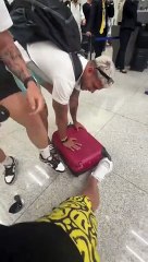 Homem parte rodas de mala para não ter de pagar taxa na Ryanair