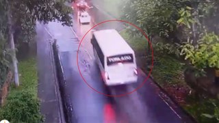Video del momento exacto del aparatoso accidente de un bus sin frenos en El Poblado, Medellín