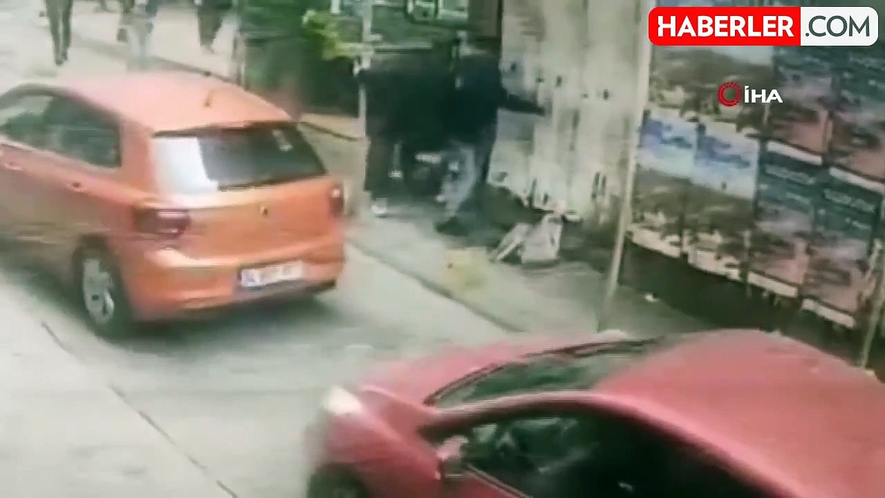 Yaşlı adam, sokak ortasında 10 köpeğin saldırısına uğradı