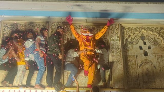 वीडियो: सिंह की गर्जन के साथ प्रगट हुए नृसिंह भगवान ने प्रहलाद को उठाया गोद में, किया हिरण्यकश्यप का वध