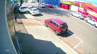 Veja momento do acidente que deixou motociclista ferida na Rua Mato Grosso