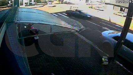 Por outro ângulo: veja motociclista sendo atingida na traseira por automóvel