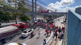 Manifestantes expressam insatisfação com cortes e defasagem salarial em universidades federais.