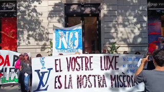 Activistas bloquean el acceso a la tienda de Louis Vuitton en Barcelona