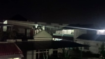 pemandangan di komplek perumahan di malam hari