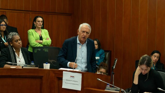 Ni usted me echa la culpa a mí, ni yo se la hecho a usted : ministro de Salud a Fiduprevisora por sistema de salud del magisterio