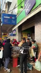 Comércio de Porto Alegre tenta se reerguer após enchentes