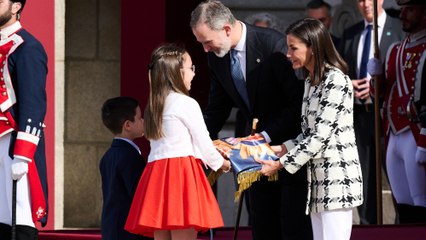 Una estatua para Felipe VI y mantelería para Letizia: el sesgo de género en los regalos a los reyes