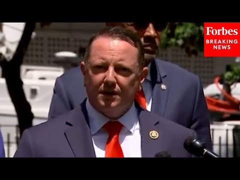 'Nobody Knows Who You Are Bro!': Protesters Mock GOP Lawmakers Outside Trump Courthouse