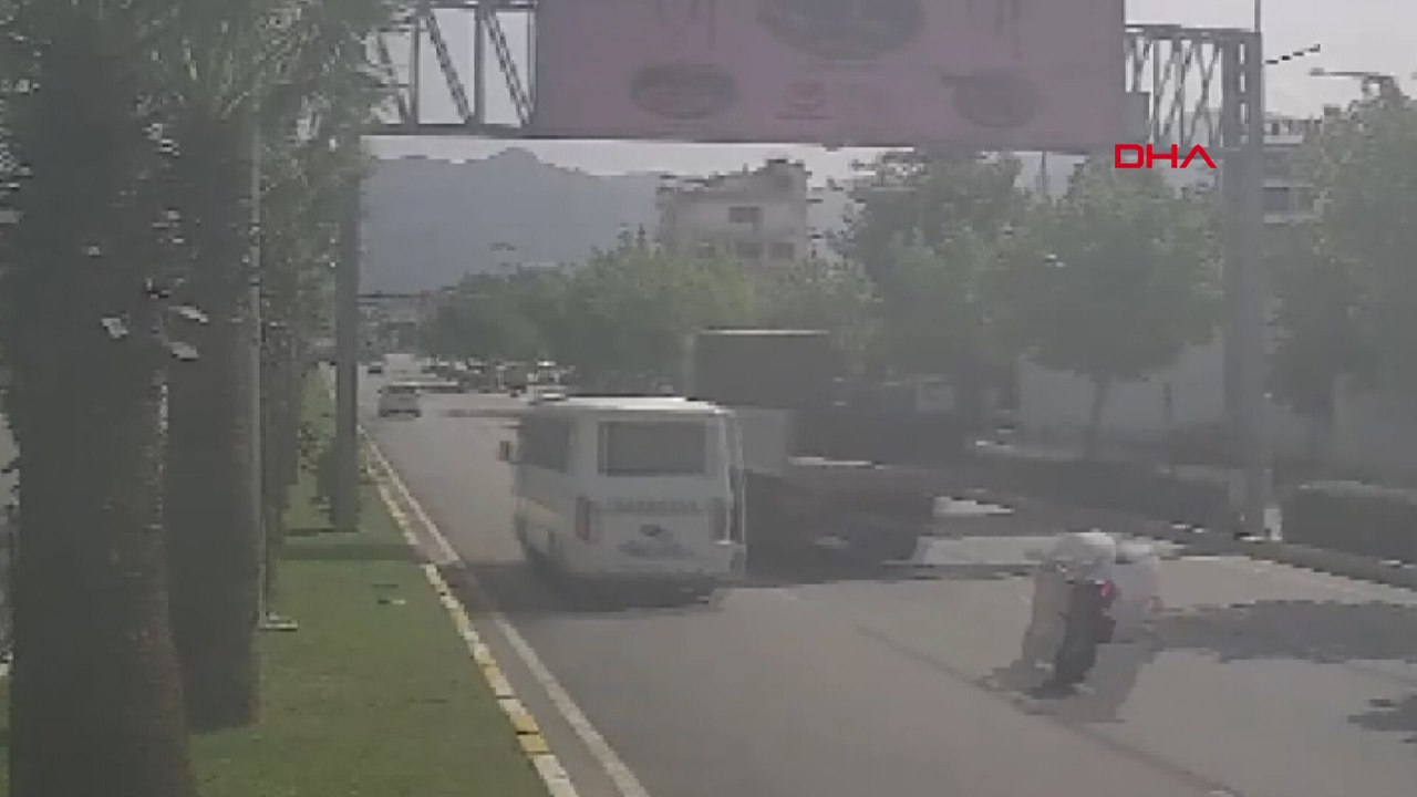 Makas atan motosikletin kasksız sürücüsü başını kaldırıma çarpıp öldü; kaza kamerada