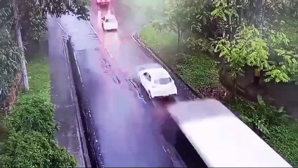 "Borrado" Así bajó el bus sin frenos por la 10