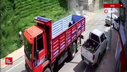 Rize'de hızla giden kamyonun altında kalmaktan son anda kurtuldular