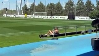 ¡Toni Kroos disfrutando del sol y de un juego en Madrid!