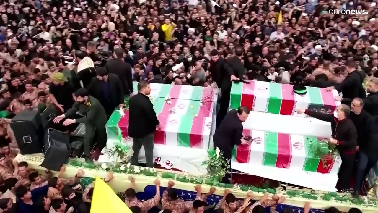 شاهد: جماهير غفيرة في قُم تشيع جثمان الرئيس الإيراني وجثامين مرافقيه الذين قتلوا في حادث مروحية