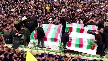شاهد: جماهير غفيرة في قُم تشيع جثمان الرئيس الإيراني وجثامين مرافقيه الذين قتلوا في حادث مروحية