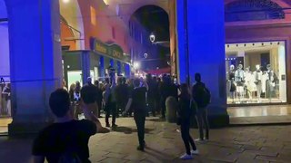 Contestazione al concerto dei Cccp a Bologna: il video degli attivisti che cercano di sfondare il cordone di sicurezza