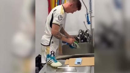 Download Video: El 'ritual' de Kroos con sus botas después de los partidos