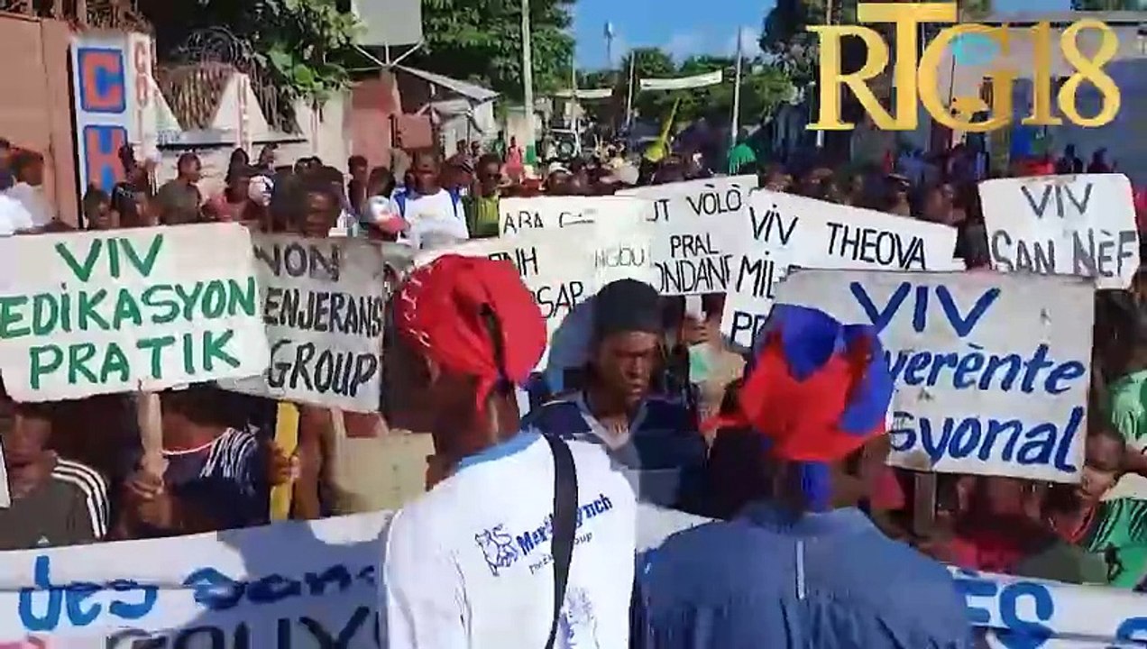 Plizyè sitwayen Okay manifeste pou denonse enjerans kominote entènasyonal la nan zafè politik peyi a