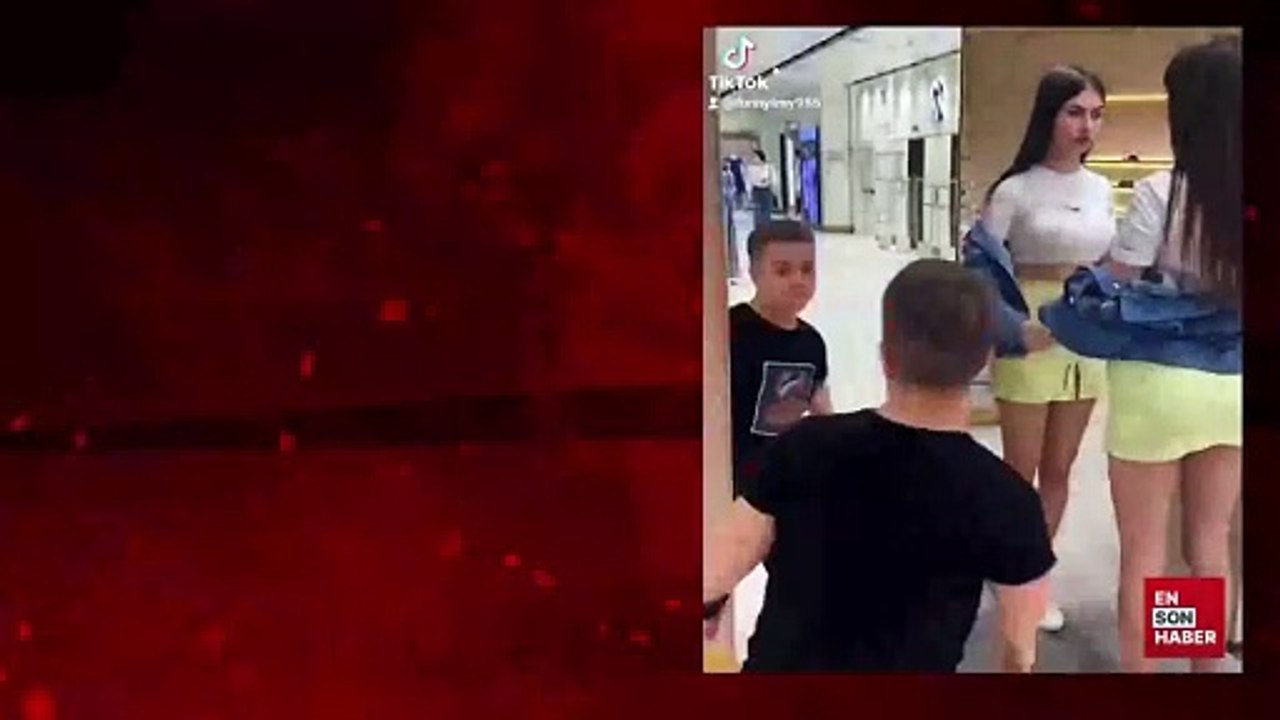 İkiz kadınların ayna şakası