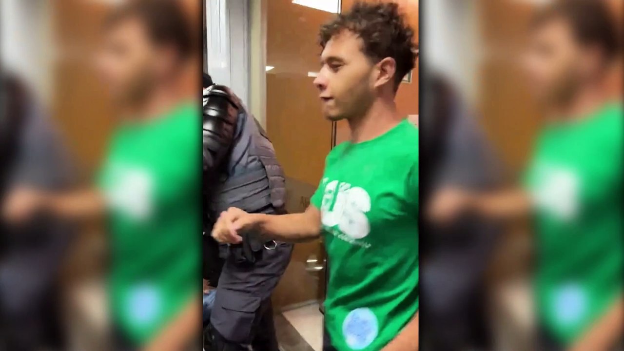Protesto acaba em pancadaria entre PMs e estuda...