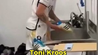 Toni Kroos lavando sus zapatos después de un partido