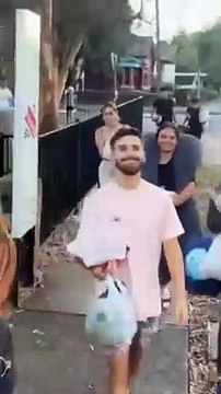 En Grèce, tous les petits-enfants ont fait la surprise à leurs grands-parents de passer la nuit chez eux !