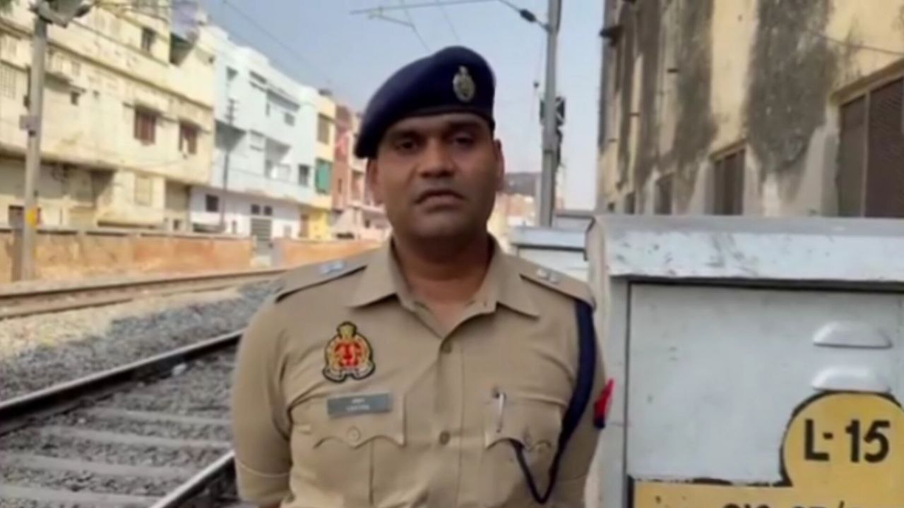 वीडियो: रेलवे लाइन के किनारे बिना धड़ के एक व्य...