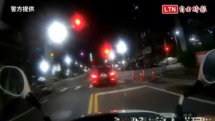 新北市毒販拒捕自撞分隔島，撞毀九車🚓