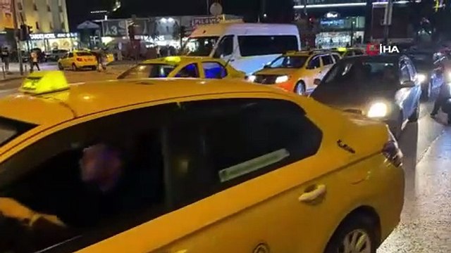 Taksiciyi 20 yerinden bıçaklayıp gasp eden 19 yaşındaki saldırgan, böyle gözaltına alındı