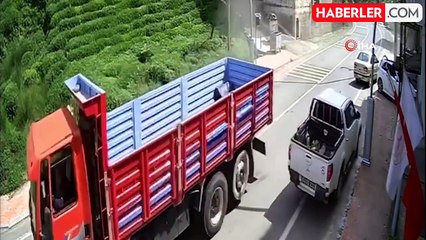Hızla giden kamyonun altında kalmaktan son anda kurtuldular...O anlar kamerada