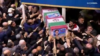 فيديو: خامنئي وهنية يتقدمان الحضور في جنازة الرئيس الإيراني الراحل
