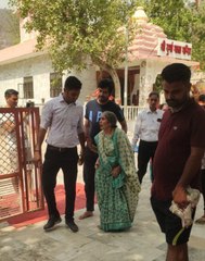 PM मोदी की पत्नी ने जगन्नाथ मंदिर और भूरा सिद्ध मंदिर में दर्शन किए, देखे वीडियो