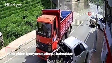 Hızla giden kamyonun altında kalmaktan son anda kurtuldular!