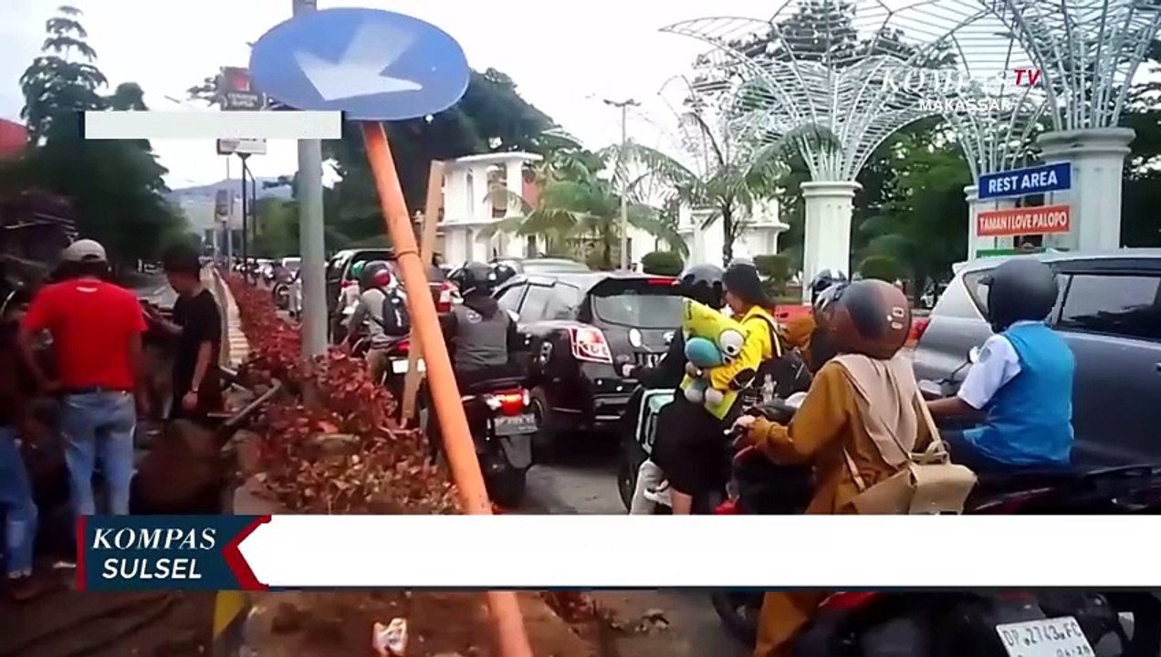 Sopir Mengantuk, Truk Pengangkut Sawit Tabrak Pembatas Jalan