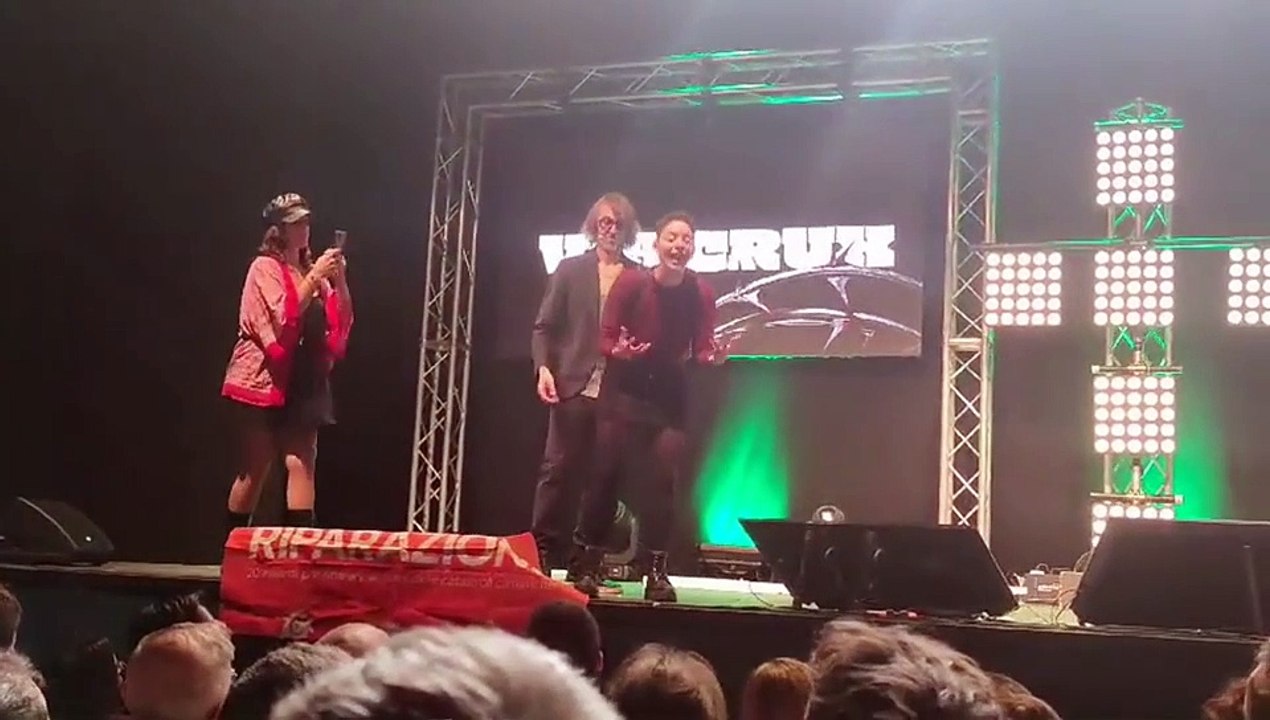 Torino, lo show di Cruciani a teatro interrotto dagli ambientalisti di Ultima Generazione