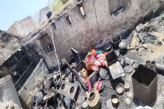 शॉर्ट सर्किट से झोंपड़ी में लगी आग, गरीब परिवार सब कुछ जलकर राख